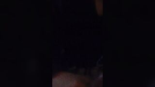 Lo prende in mano poi succhia il cazzo