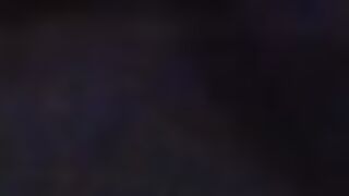 Lo prende in mano poi succhia il cazzo