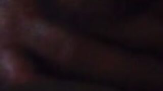 Lo prende in mano poi succhia il cazzo