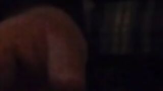 Lo prende in mano poi succhia il cazzo