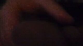 Lo prende in mano poi succhia il cazzo