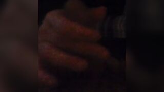 Lo prende in mano poi succhia il cazzo