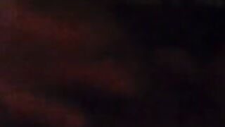 Lo prende in mano poi succhia il cazzo