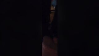 Lo prende in mano poi succhia il cazzo