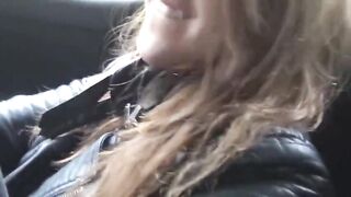 Bella biondina scopa un nero