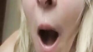 Biondina dalla gola profonda