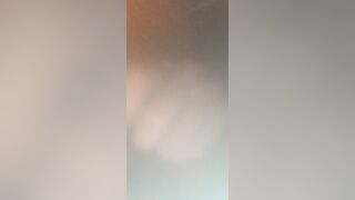 Trans superdotata si masturba il cazzo