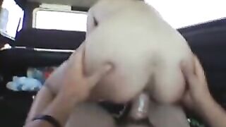 Bella puttanella bionda scopa in auto