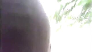 Pompino sulla strada da troietta nera