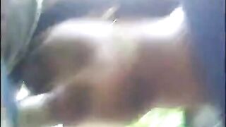 Pompino sulla strada da troietta nera