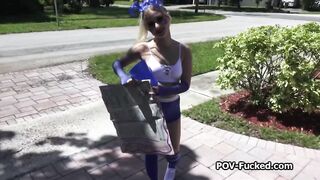 Ragazza bionda con un culo spettacolare