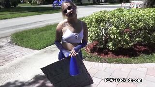 Ragazza bionda con un culo spettacolare