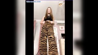 Teen mostra il suo incredibile culo in cam