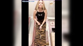 Teen mostra il suo incredibile culo in cam