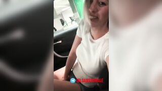 Bionda si sditalina in macchina