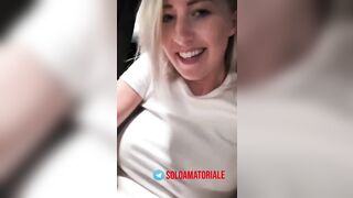 Bionda si sditalina in macchina