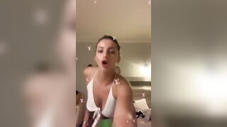 Belle fighe sexy cantano e ballano