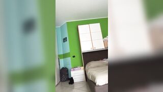 Bella brunetta italiana si spoglia online