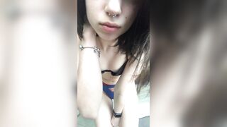 Bella brunetta italiana si spoglia online