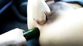 Zoccola italiana inculata con un grosso dildo