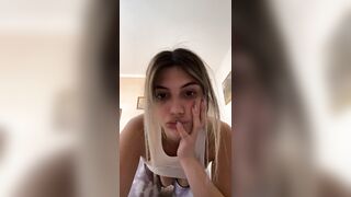 Altre due giovani lesbiche si vendono su telegram per token ed euro