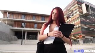 Splendida rossa rimorchiata e scopata