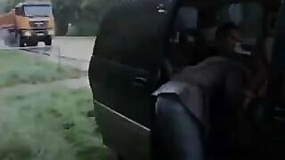 Giovane e bella puttanella batte in strada