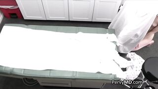 Bella teen bruna scopata da Dottore arrapato