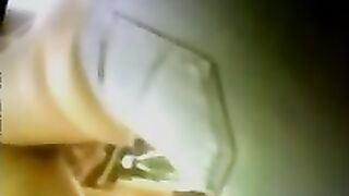 Gay in jeans muove sensualmente il culo