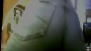 Gay in jeans muove sensualmente il culo