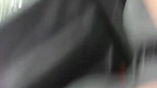 Sveltina in auto con bella puttanella