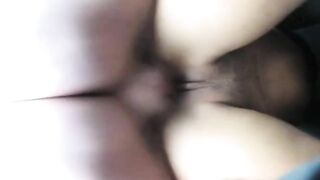 Sveltina in auto con bella puttanella