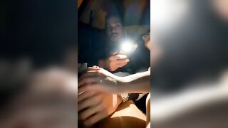 Coppietta disinibita fa carsex per guardoni