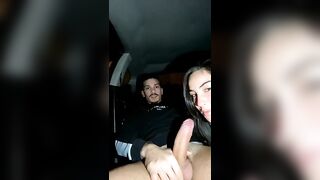 Coppietta disinibita fa carsex per guardoni