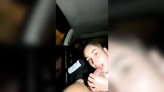 Coppietta disinibita fa carsex per guardoni