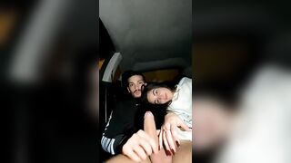 Coppietta disinibita fa carsex per guardoni