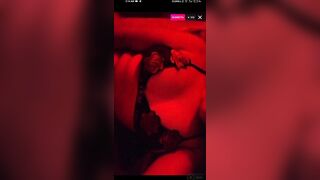 Masturbazione con un dildo in diretta su instagram