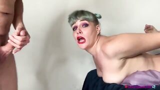 Bella biondina scopata in gola e sborrata in faccia