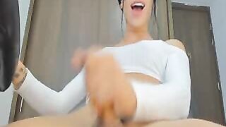 Bella trans si msturba il suo gigantesco cazzo