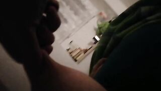 La vacca punita tirandole i capezzoli