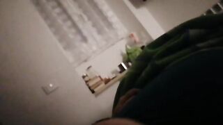 La vacca punita tirandole i capezzoli