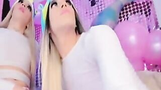 Trans arrapata scopa la sua sexy amica