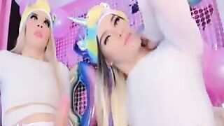 Trans arrapata scopa la sua sexy amica