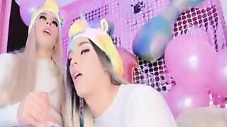 Trans arrapata scopa la sua sexy amica