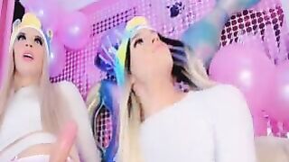 Trans arrapata scopa la sua sexy amica