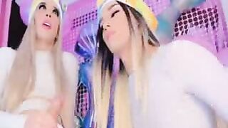 Trans arrapata scopa la sua sexy amica