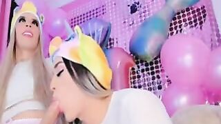 Trans arrapata scopa la sua sexy amica