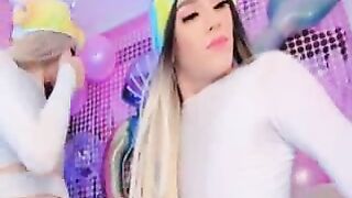 Trans arrapata scopa la sua sexy amica