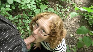 Rossa gola profonda succhia e beve