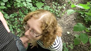 Rossa gola profonda succhia e beve